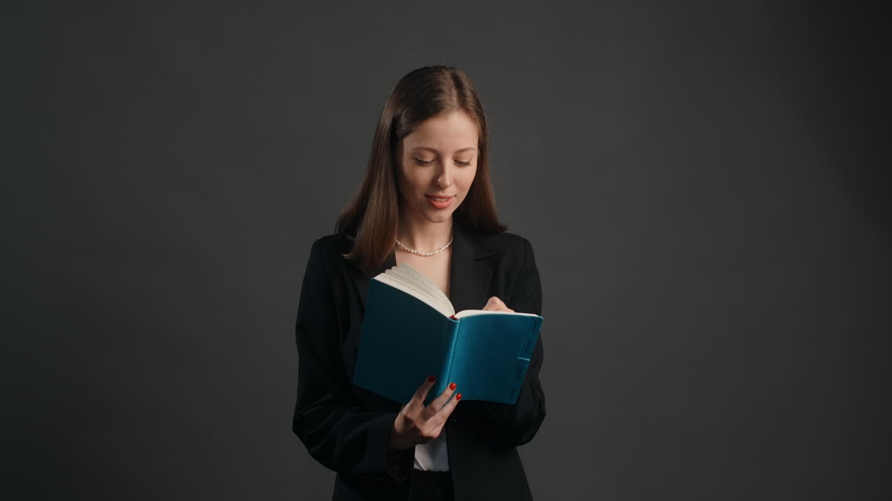 mujer leyendo un cuaderno