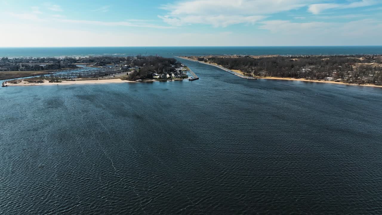 겨울의 깨 ⁇ 한 물과 함께 무스케곤 호수 채널