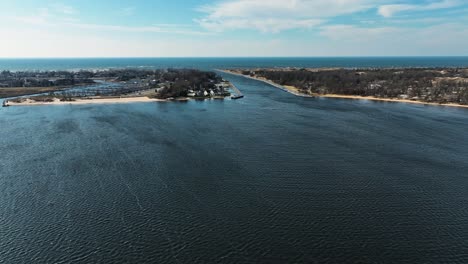 Canal-Del-Lago-Muskegon-Con-Aguas-Frescas-De-Invierno.