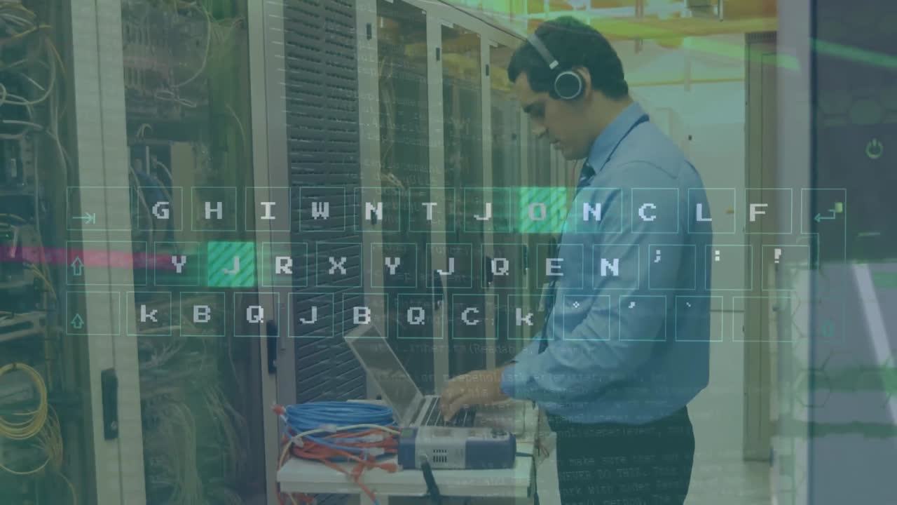 animación de procesamiento de datos de teclado virtual sobre ingeniero masculino latino trabajando en la sala de servidores