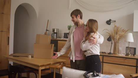 una pareja feliz se muda a su nuevo hogar.