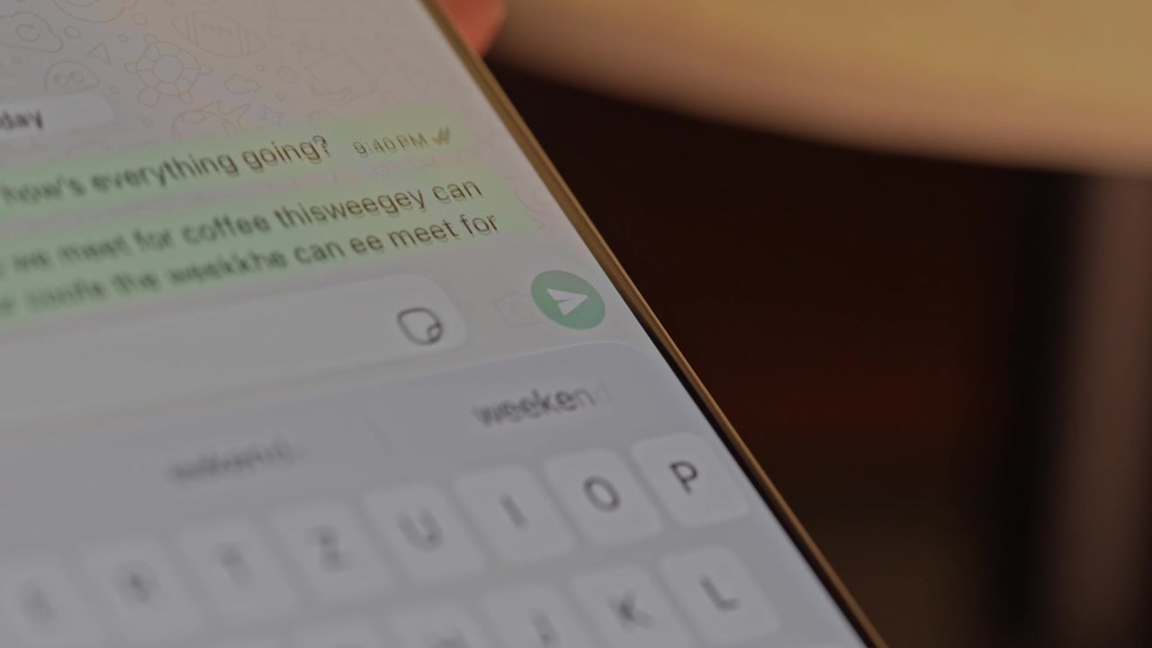Pressing the send button on a messenger after chatting on a smartphone