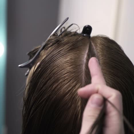peluquera cortando el cabello de su cliente