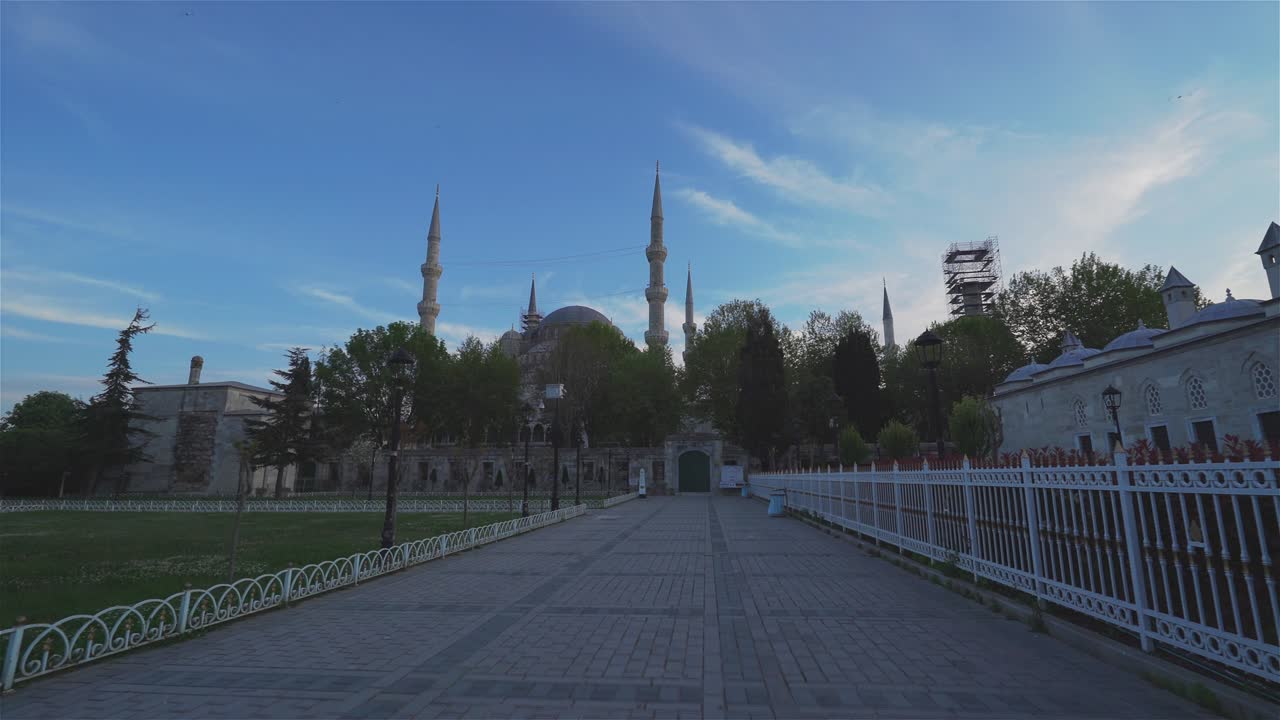 la mezquita azul y la plaza sultanahmet sin gente. imágenes de 4k en turquía