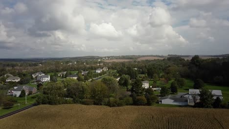 Vista-Aérea-De-Un-Pueblo-Rural-Y-Campos-De-Maíz,-En-Un-Día-Nublado