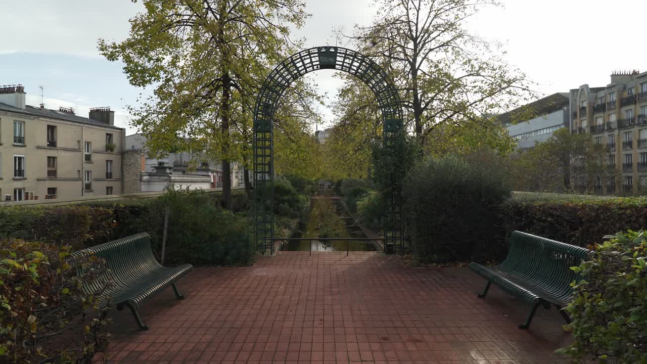 쿨리 베르테 르네-두몬트 공원과 파리 건물