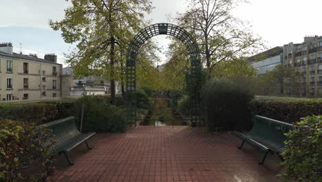 parque coulee verte rene-dumont y edificios parisinos