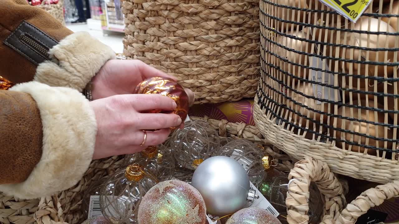 크리스마스 트리 장식을 위해 매장에서 선택하고 쇼핑하세요.