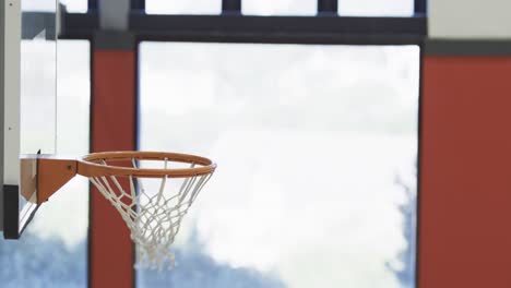 Fliegender-Ball-Im-Indoor-Basketballplatz,-In-Zeitlupe