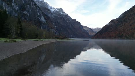 Lentamente-A-Lo-Largo-De-La-Orilla-Del-Lago-En-El-Valle-Rodeado-De-Montañas-Con-Cumbres-De-Hielo