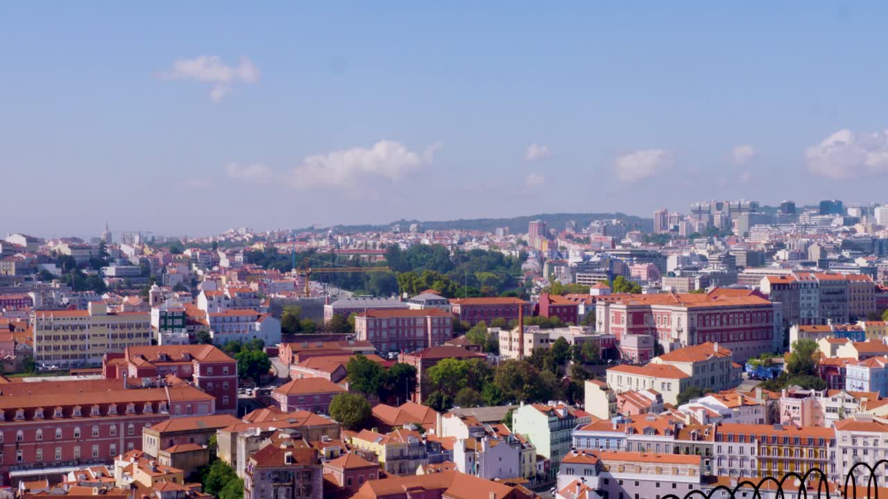 Vista dei tetti di Lisbona da un belvedere nel centro città