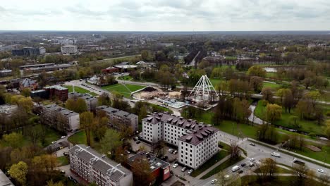 riga, letonia, europa - una rueda gigante en construcción en el parque de uzvaras - fotografía aérea de un dron