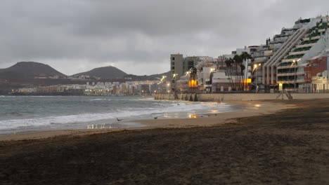 Toma-Panorámica-Al-Amanecer-De-La-Playa-De-Las-Canteras-Ubicada-En-La-Ciudad-De-Las-Palmas-Y-En-La-Isla-De-Gran-Canaria