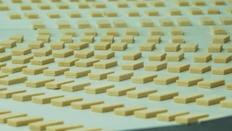 postres en cinta transportadora en oblea, galleta, fábrica de pasteles-1