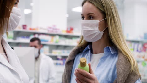 mujeres jóvenes hablando en la farmacia