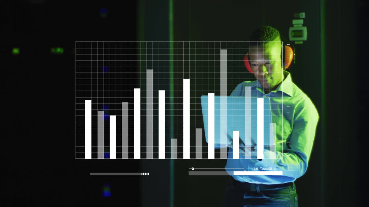 animación de procesamiento de datos digitales sobre africano americano hombre con portátil por servidores de computadora