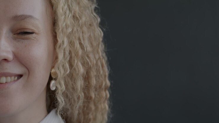 Ritratto di una donna sorridente