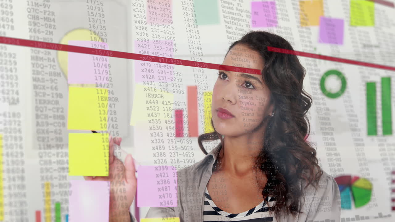 animación del procesamiento de datos sobre una mujer de negocios asiática en la oficina