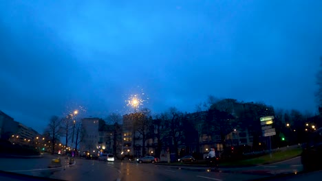 In-Einer-Regnerischen-Nacht-In-Der-Stadt-Brüssel-Fahren