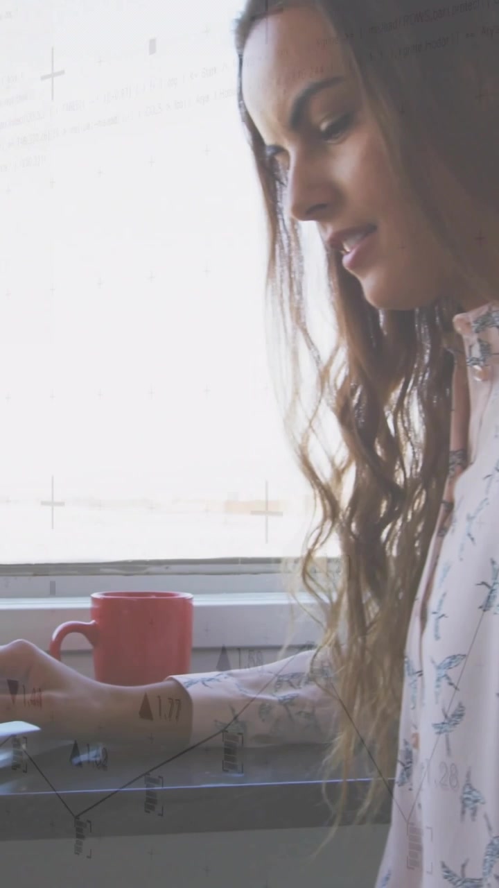 Video verticale: Donna che prende un opuscolo, sfogliando le pagine e facendo sì che i tag dell'interfaccia utente del laptop traccino la mano per l'UX.