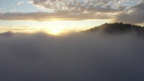 Vuelo-Aéreo-De-Drones-A-Través-De-Una-Densa-Niebla-Que-Revela-Una-Impresionante-Puesta-De-Sol-De-Verano