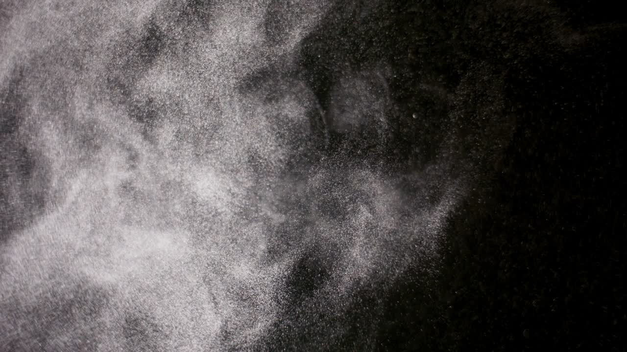 검은 바탕에 분리 된 파우더