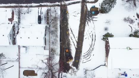 Vista-Aérea-De-Un-Camión-Limpiando-Nieve-Durante-Una-Tormenta-De-Nieve-En-Abril-En-Longueuil,-Canadá.