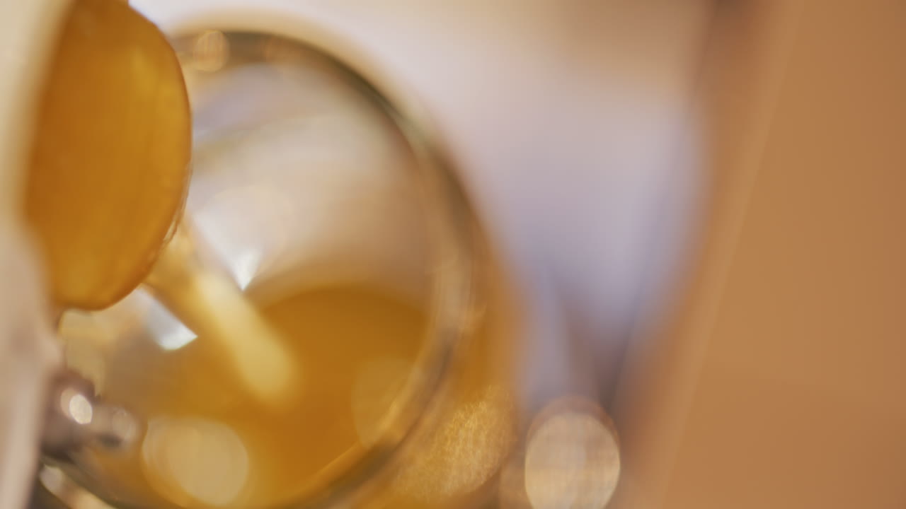 濃い透明な天然の香りのある新鮮な蜂蜜のショット