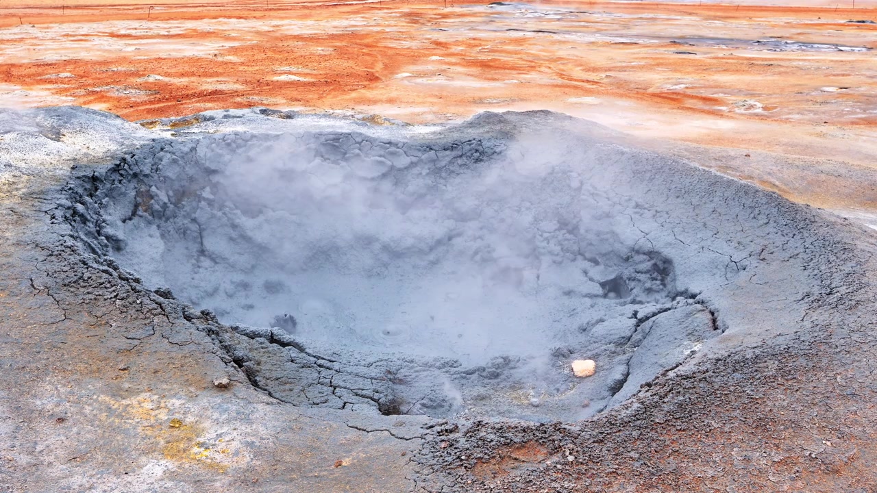 Acqua bollente in una sorgente di fango nella sorgente geotermica di Hverir in Islanda