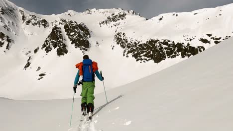 Lonely-ski-tour-with-a-perfect-view-at-the-mountain-top