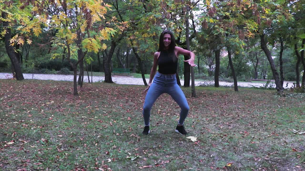 chica bailando en un parque