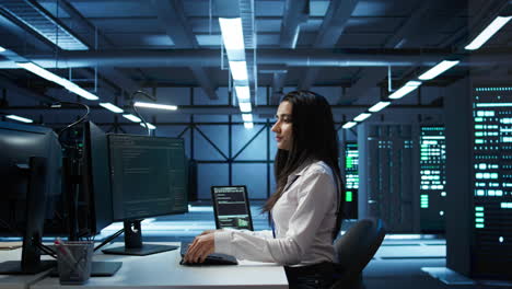 ingeniero en un centro de datos sentado en su escritorio, instalando software