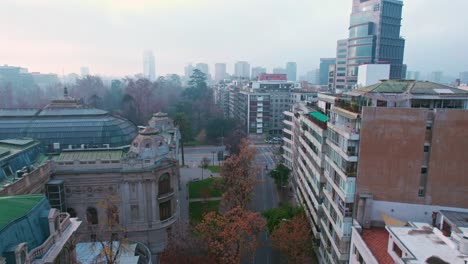 Vogelperspektive-Eines-Bewölkten-Morgens-Im-Viertel-Bellas-Artes-Mit-Wohngebäuden-Im-Europäischen-Stil-In-Santiago,-Chile