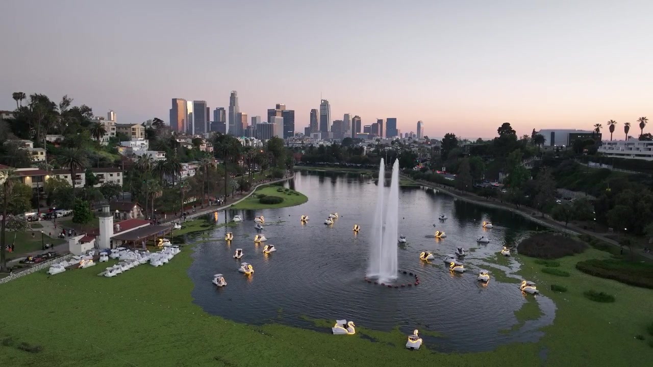 Hồ Echo Park Los Angeles nhìn từ trên cao - Thuyền thiên nga lúc hoàng hôn