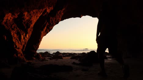 vista del océano desde el interior de una cueva marina en malibu california, playa el matador durante la hora dorada