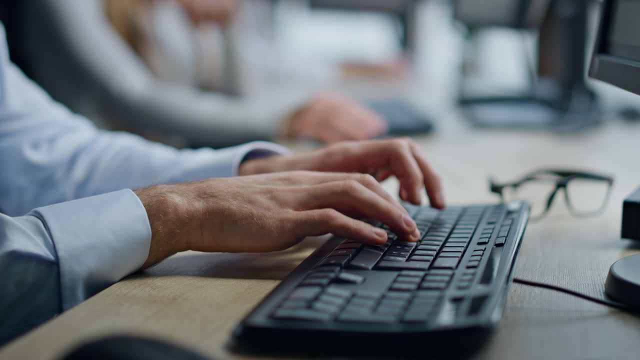 manos de primer plano escribiendo en el teclado de la computadora en la oficina. hombre gerente trabajando navegando por internet