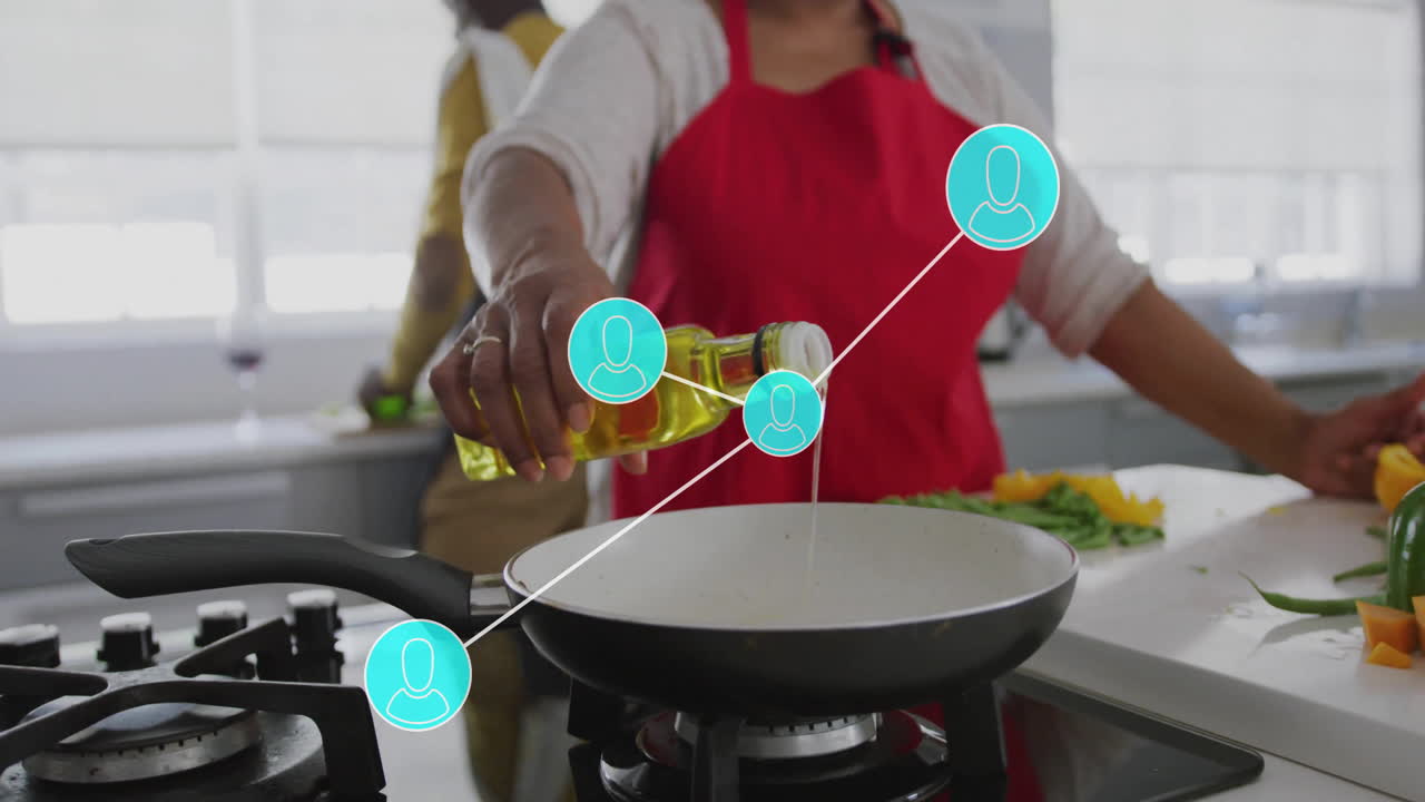 animación de la red de conexiones con íconos sobre la cocina de una pareja afroamericana mayor