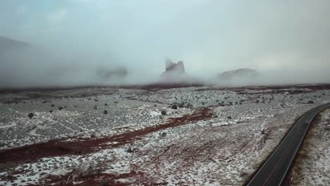 新雪の後のユタ州の砂漠の風景の空撮、まだ地平線を埋める雲