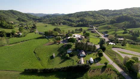 órbita-Aérea-Valle-De-Montaña-En-Bethel-Nc,-Carolina-Del-Norte