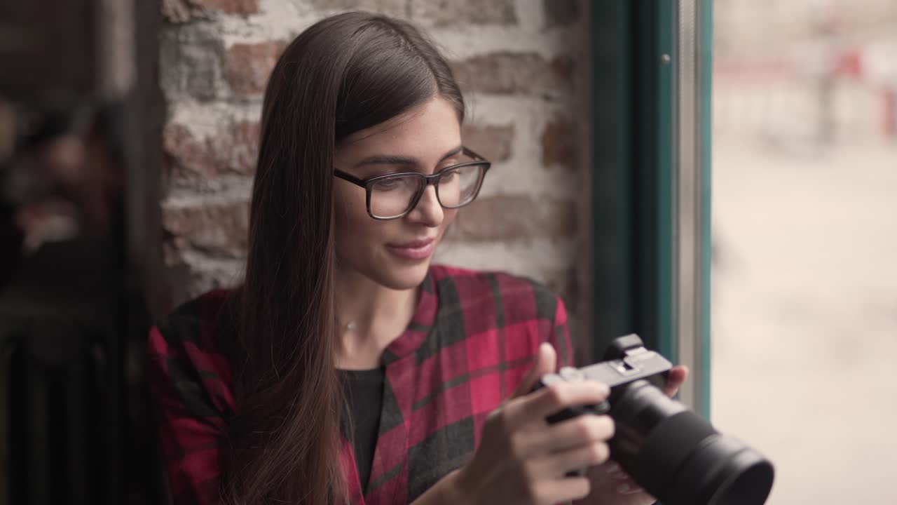 mujer filmando un clip corto en la parte posterior de la cámara