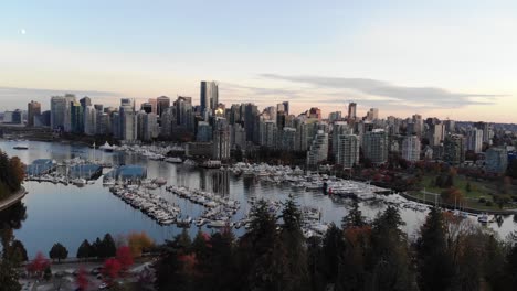 Aufsteigender-Luftkranschuss-Enthüllt-Die-Innenstadt-Von-Vancouver-Und-Bunte-Herbstbäume