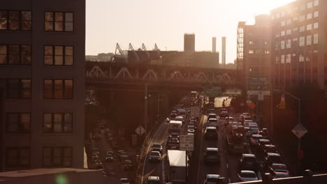 Hauptverkehrszeit-In-New-York-City-Während-Des-Goldenen-Sonnenuntergangs,-Zeitlupenansicht