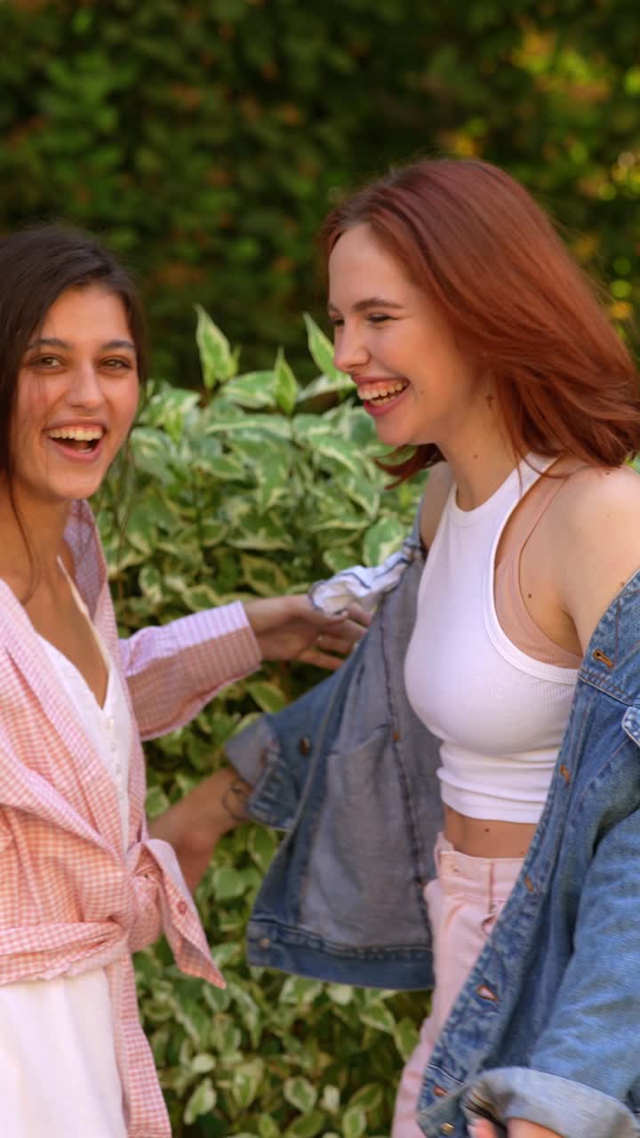 밖에서 안고 있는 두 친구