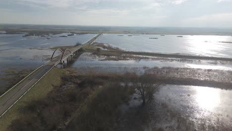 Straße-Brücke-Wasser-Überlauf-Flut-Sonnigen-Tag-Luft-Dolly-Neigung-Zurück