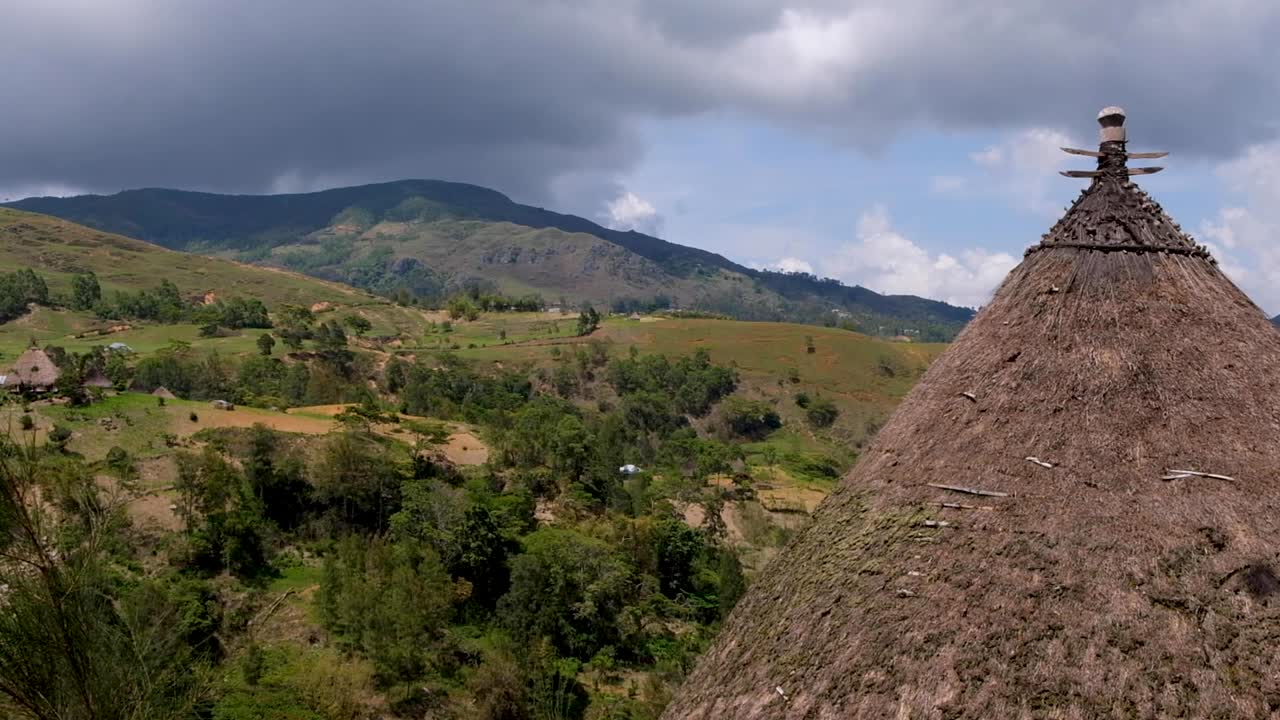 casa sagrada con techo de paja timorense cultural tradicional con vista panorámica del paisaje rural montañoso en timor leste, sudeste de asia