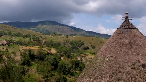 casa sagrada con techo de paja timorense cultural tradicional con vista panorámica del paisaje rural montañoso en timor leste, sudeste de asia