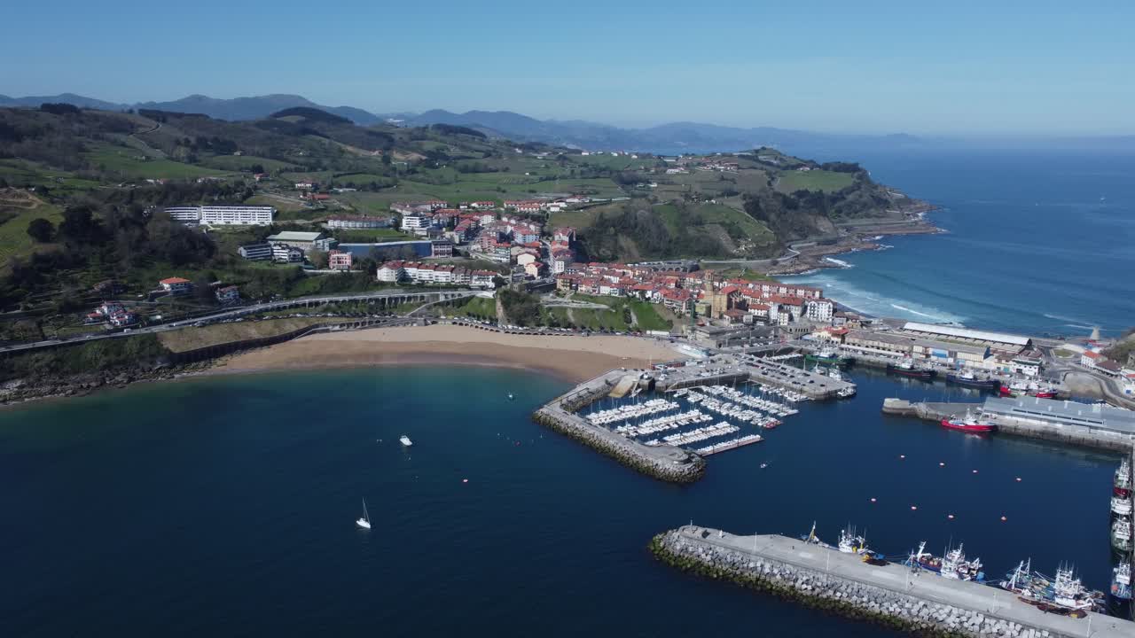 pueblo vasco de getaria en la bahía de biscay en la costa norte de españa