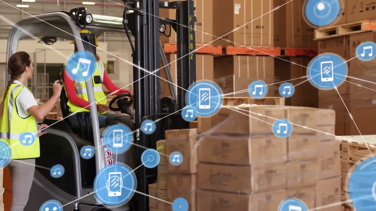 animación de música conectada e íconos de teléfono sobre mujer diversa hablando con compañero de trabajo en carretilla elevadora