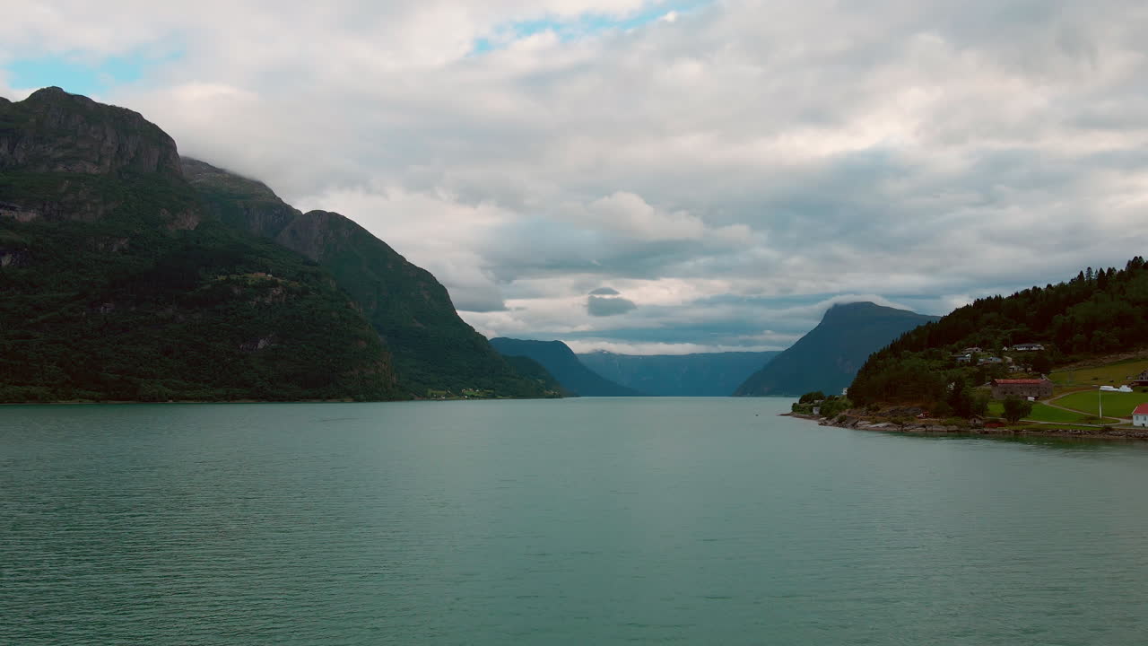 Drohnenflug über den Lustrafjord in Norwegen an einem sonnigen Sommertag.