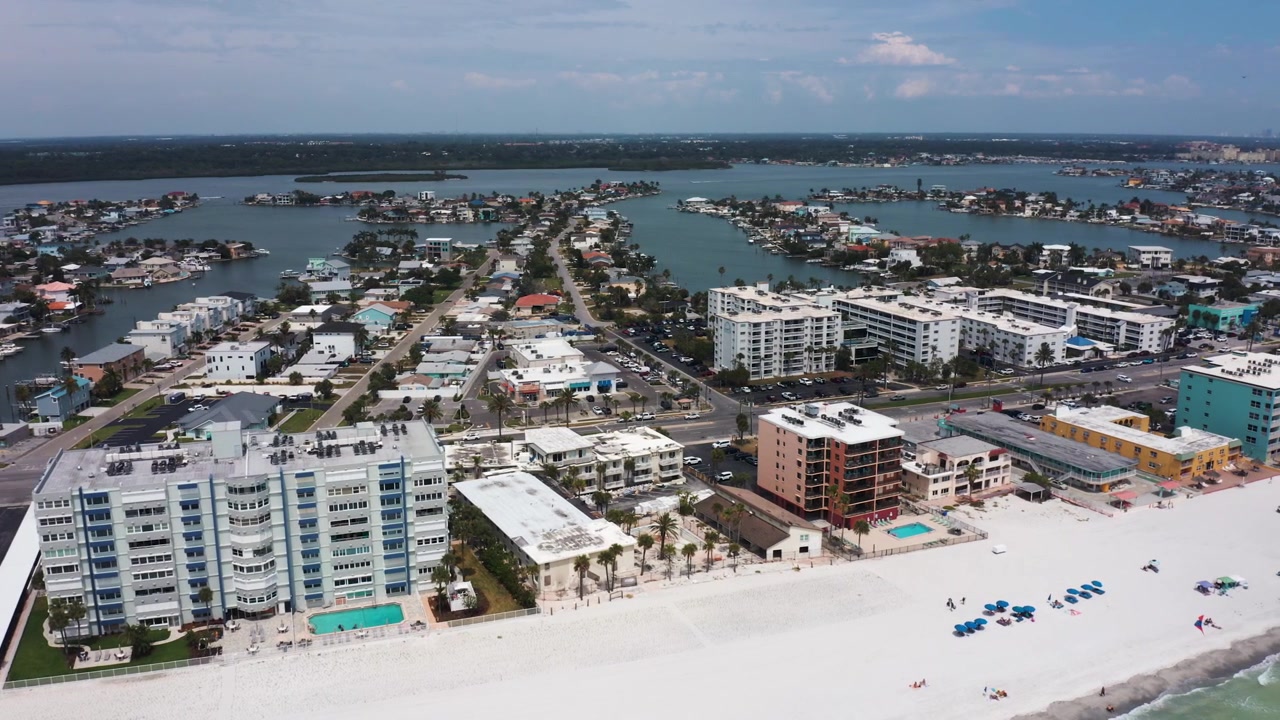 Edifici residenziali adiacenti a corsi d'acqua panoramici e spiagge di sabbia bianca. Adatto per promozioni immobiliari e contenuti di viaggio.